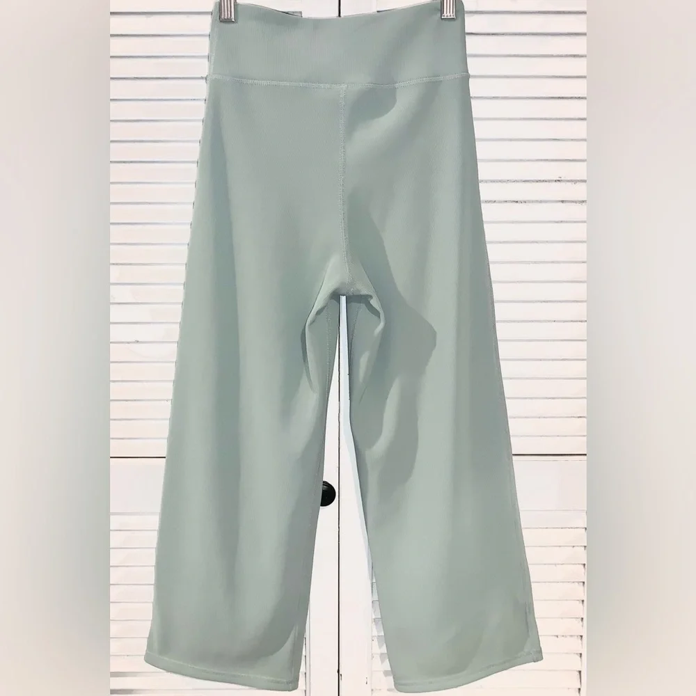 Move Theology Sculpted light green Cropped Wide leg ribbed Leggings XS